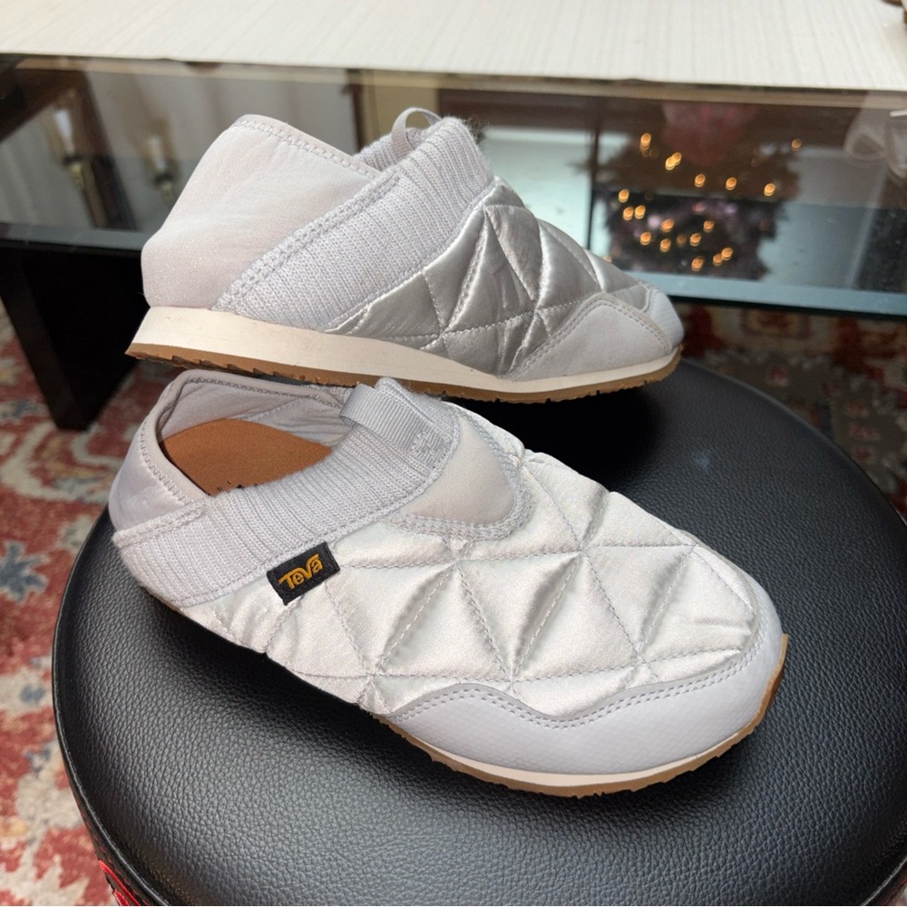 Teva Women's Metallic ,gray satin Quilted moccasin size 6.